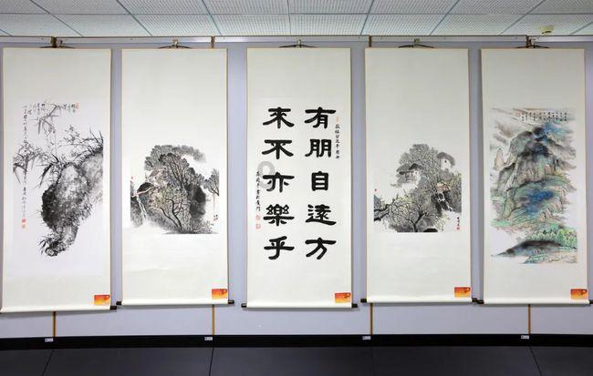 我追一个女孩之前关系挺不错，现在找她聊天总是热情贴冷屁股回复几个字没回复了。我有必要继续下去吗？游戏画面